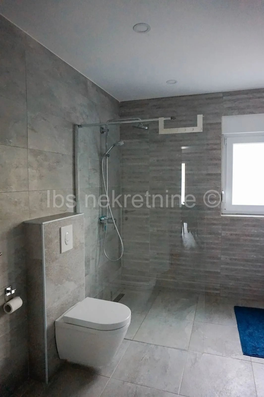 villa u prirodi s dva bazena - slika 11