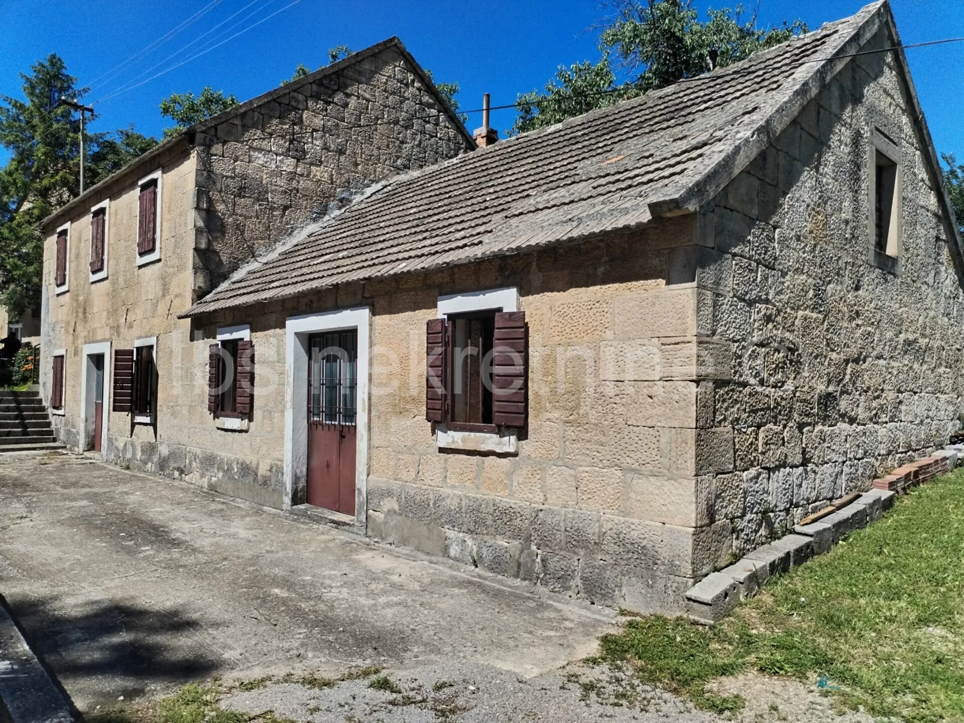 samo 5 min od sinja 2000 m² mira i kuća puna potencijala - slika 2
