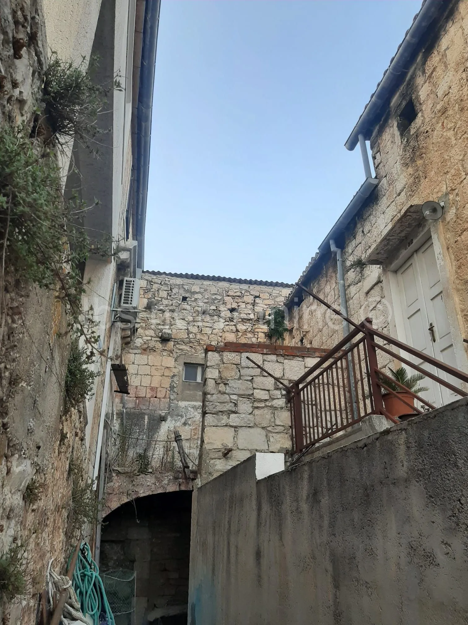 brač - milna - kamena kuća s dvorištem 10 metara od rive! - slika 3