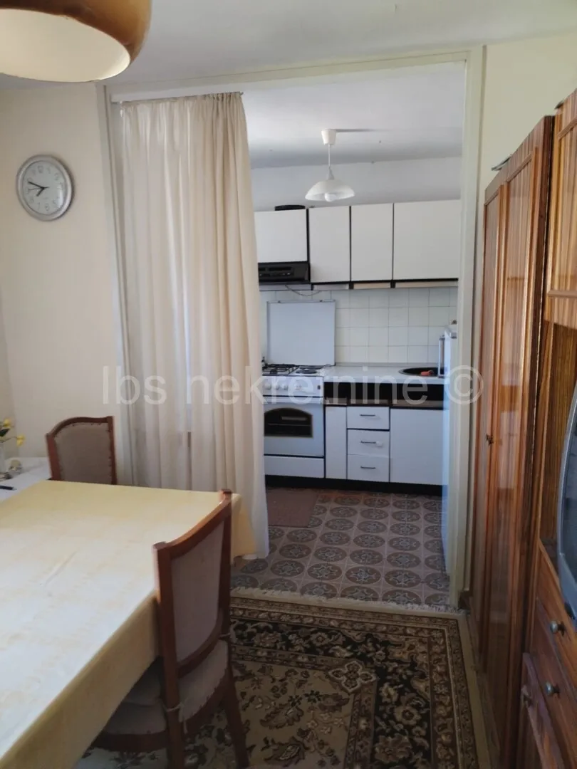 samo 5 min od sinja 2000 m² mira i kuća puna potencijala - slika 12