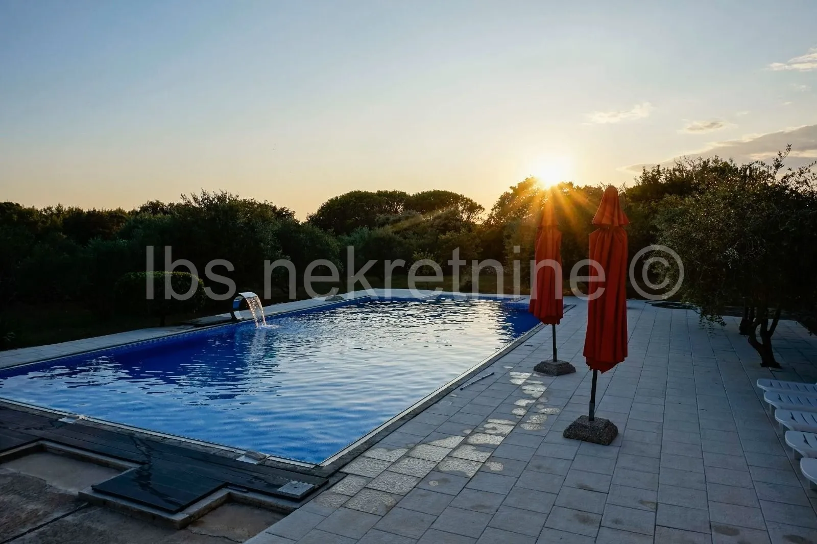 villa u prirodi s dva bazena - slika 4
