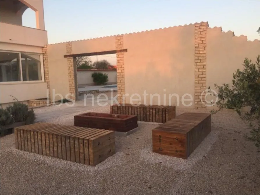 dubrava kod tisna-vila s bazenom-2700 m2 okućnice-3500 m od mora!! - slika 2
