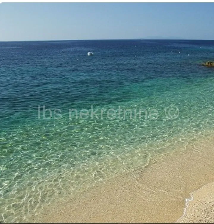 grad hvar - komforan stan pun potencijala sa garažom !!! - slika 11