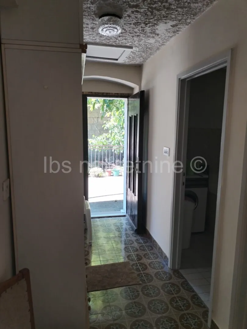 samo 5 min od sinja 2000 m² mira i kuća puna potencijala - slika 13