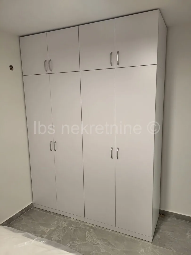 sinj renoviran jednosoban stan u širem centru grada - slika 6