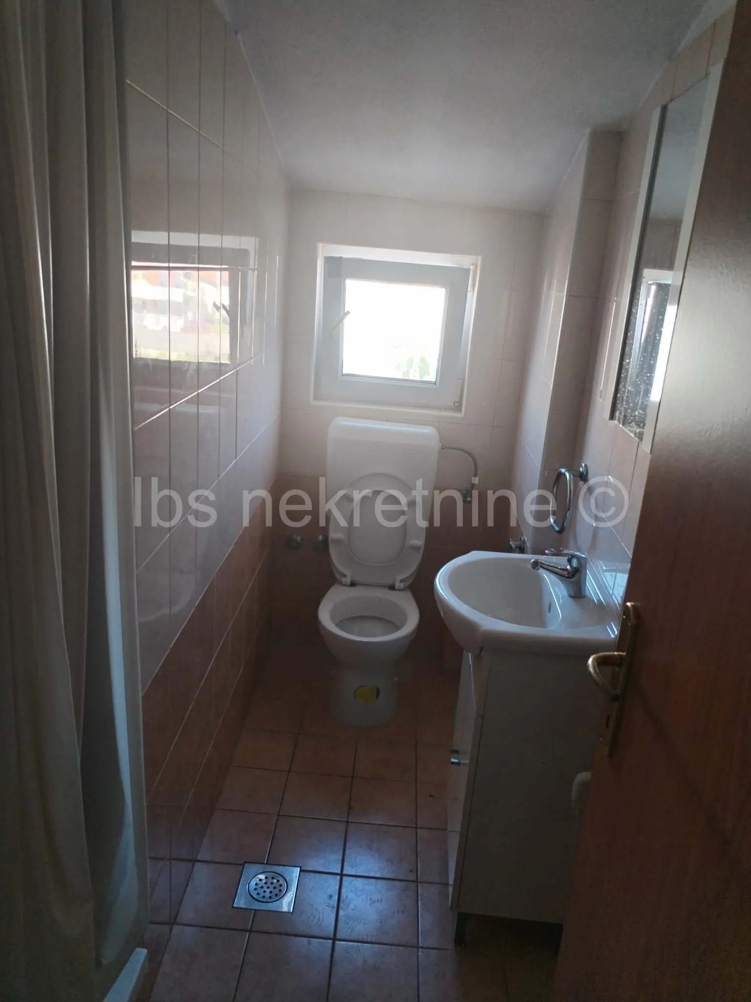 kuća sa apartmanima na velikoj parceli!! - slika 4