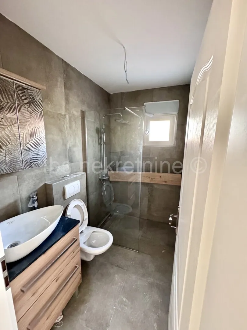sinj - montažna prizemnica 100 m² s okućnicom 580 m² - slika 3