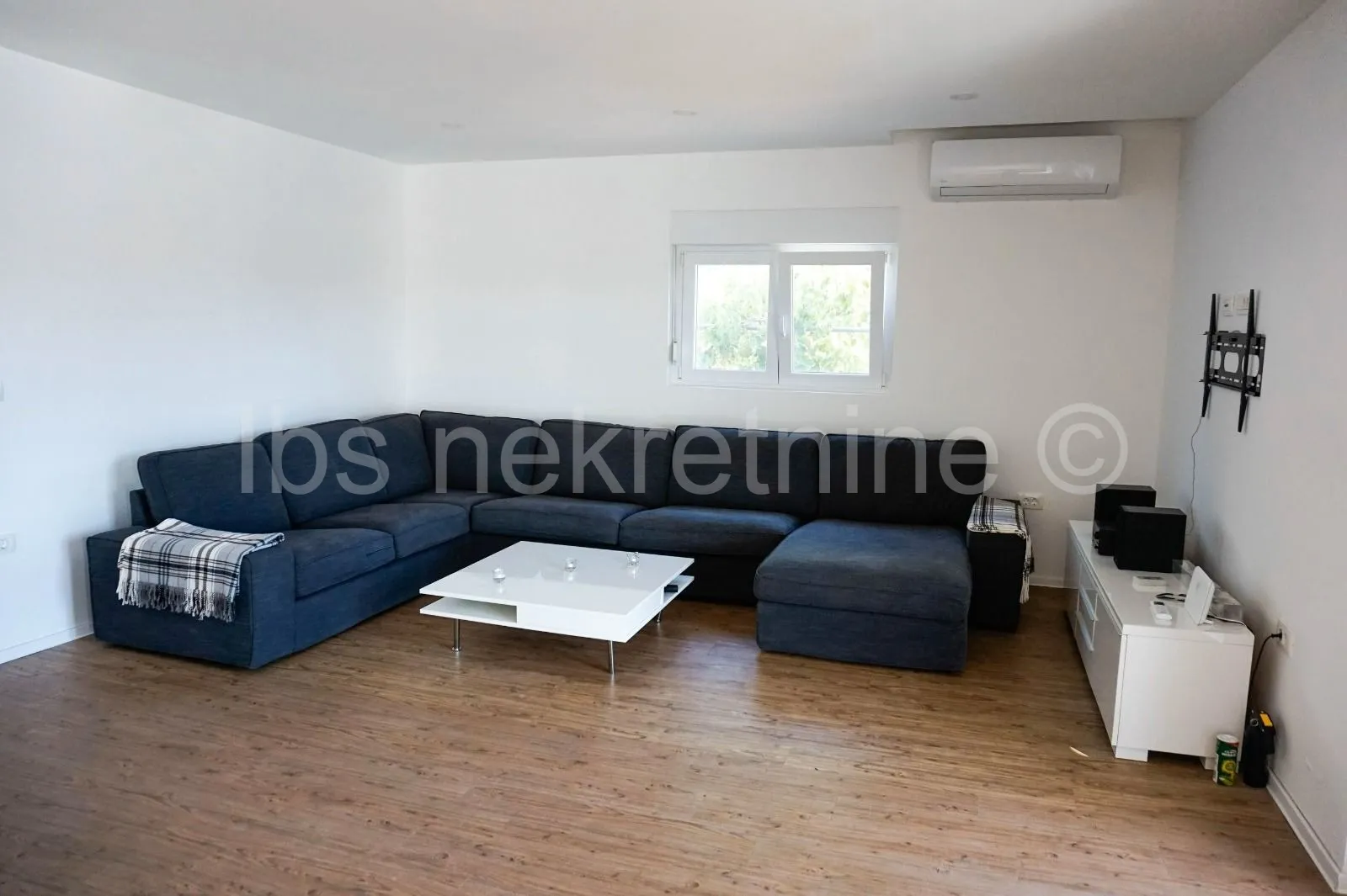 villa u prirodi s dva bazena - slika 8