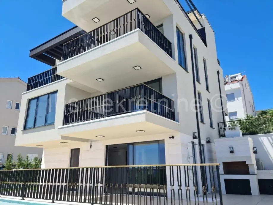 ***luksuzna vila s liftom i bazenom- 30tak m od mora!!!*** - slika 8