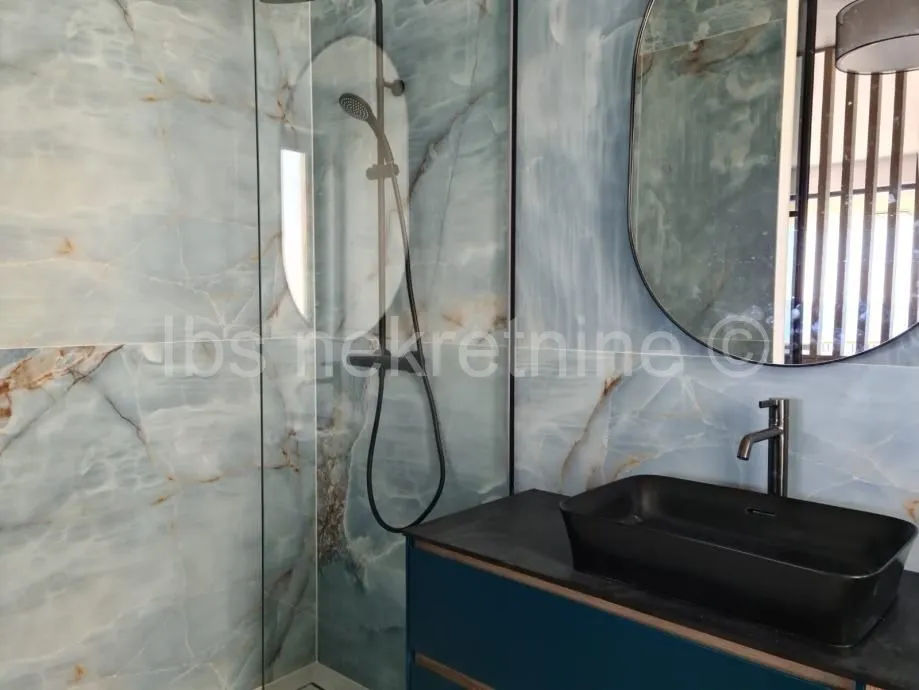 ***luksuzna vila s liftom i bazenom- 30tak m od mora!!!*** - slika 11