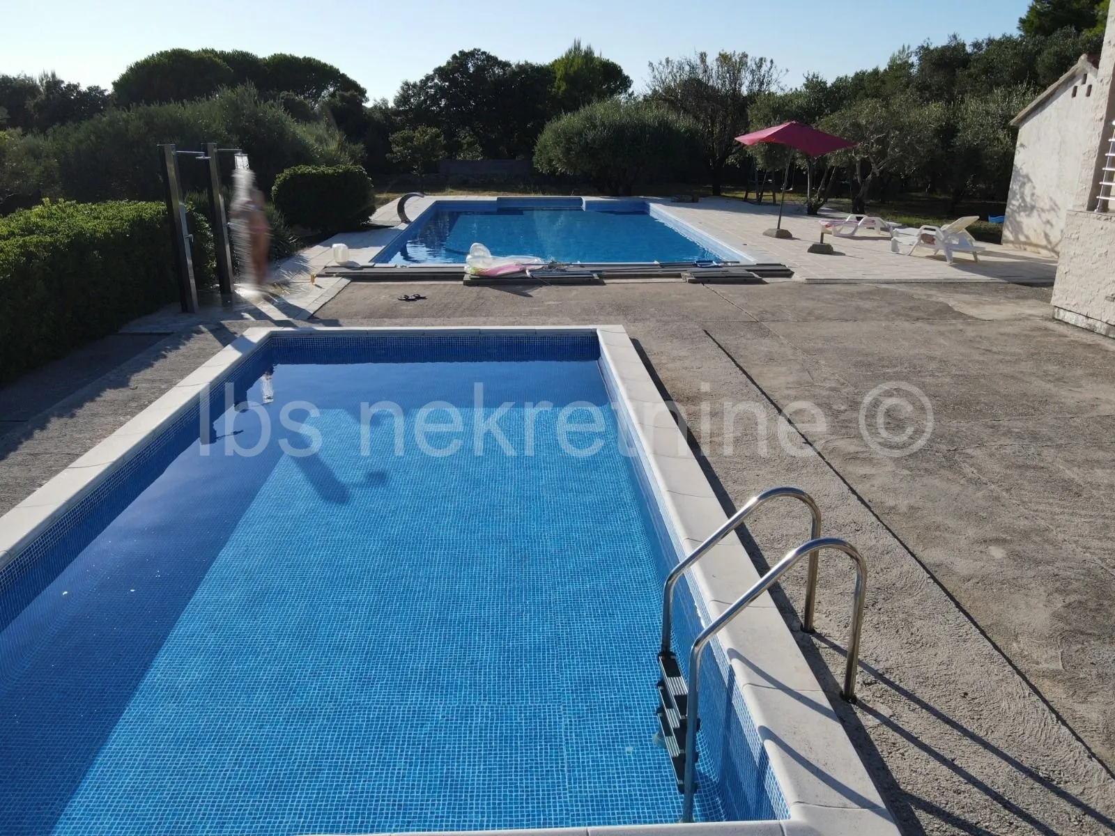 villa u prirodi s dva bazena - slika 5
