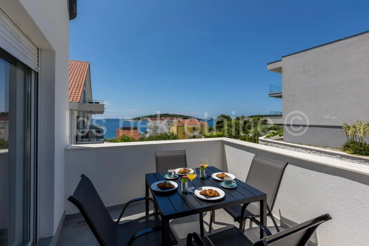rogoznica stan s panoramskim pogledom na more svega 70 metara od obale - slika 2