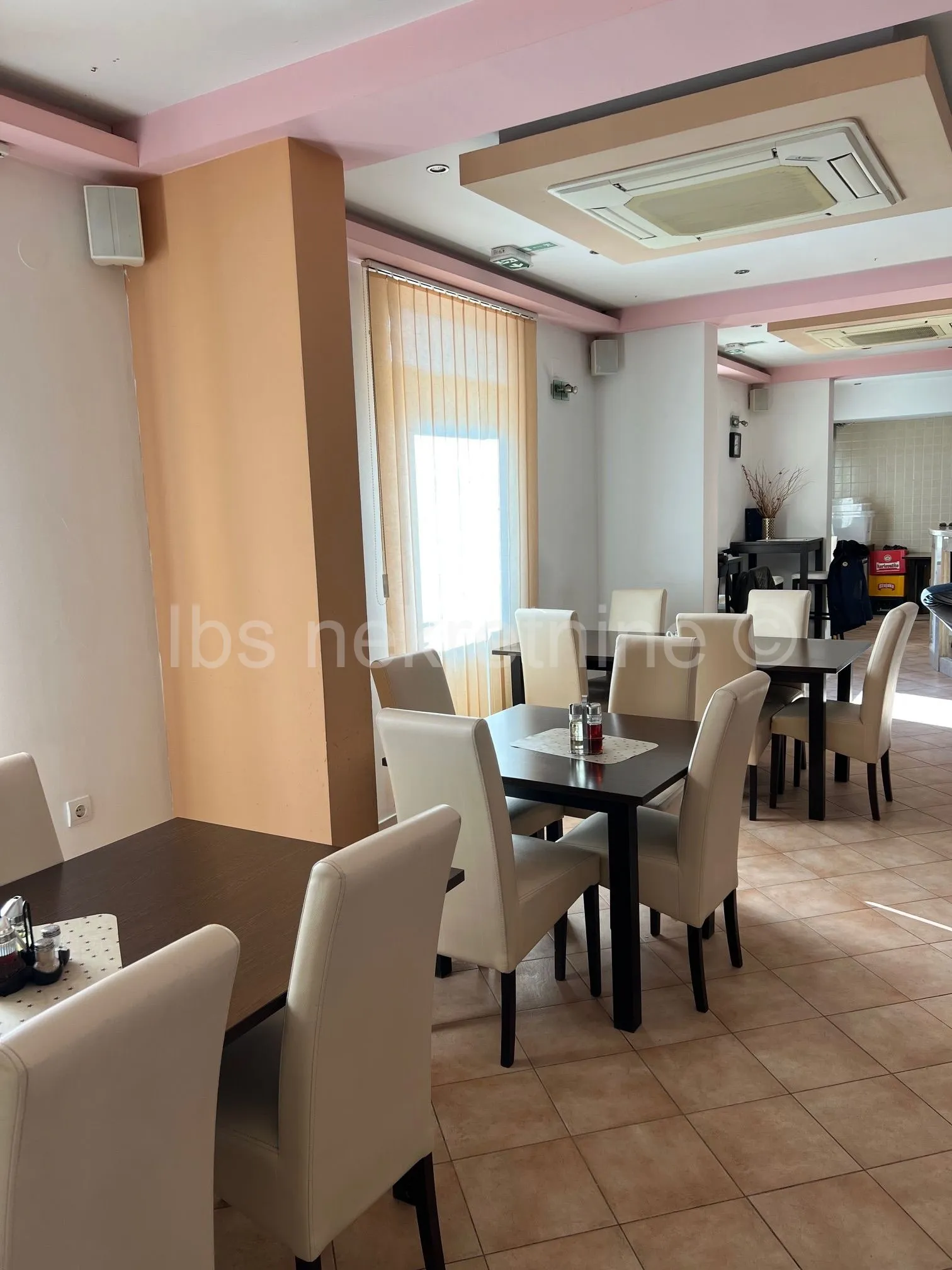 sinj, poslovni prostor u prizemlju 101 m2, mogućnost prenamjene u stan - slika 3