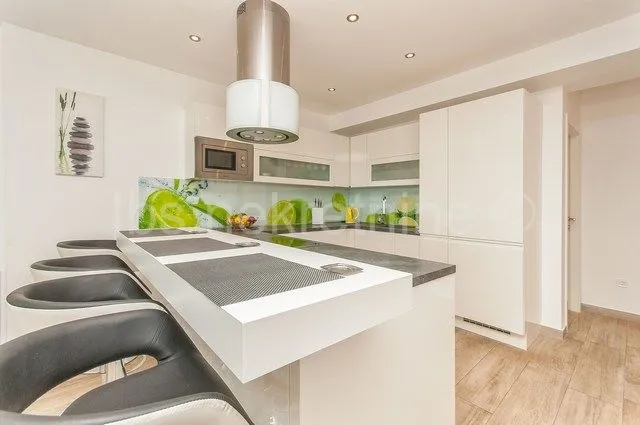 kuća sa apartmanima drugi red do mora!!! - slika 14