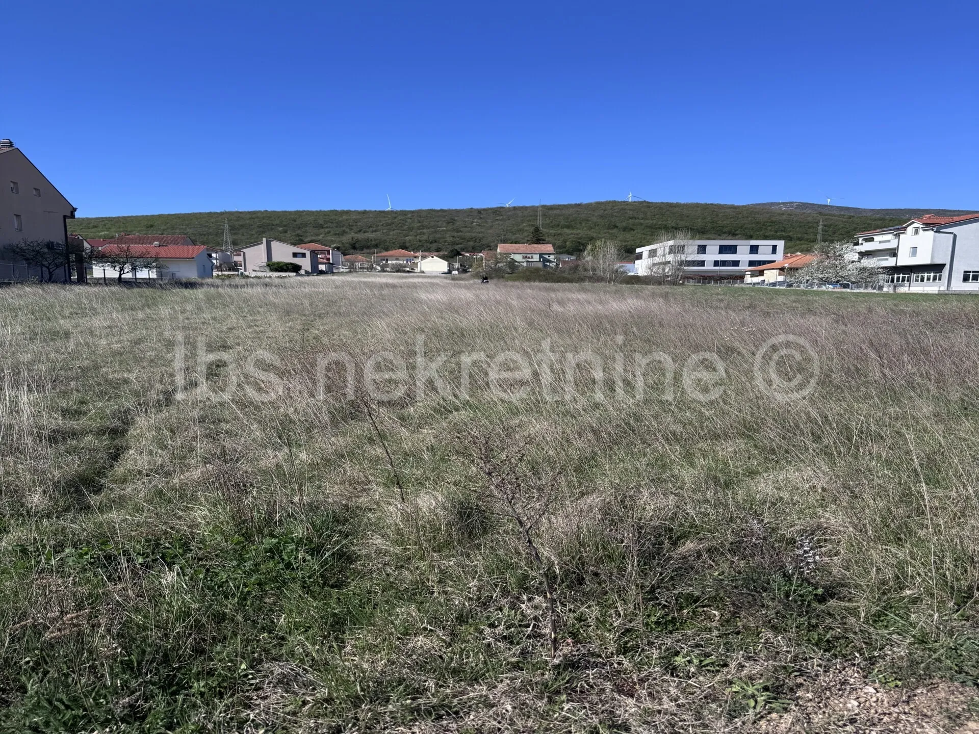 brnaze - građevinska parcela 734 m2, kompletna infrastruktura - slika 2