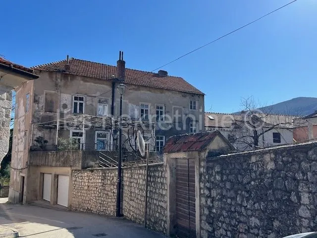 sinj, kuća u centru grada- ekskluzivna lokacija s prostranim vrtom! - slika 2