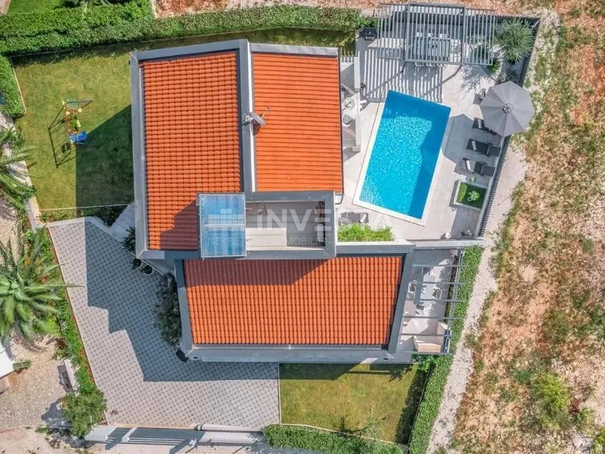 vila sa bazenom, pogledom na more i dodatnim apartmanom - slika 37