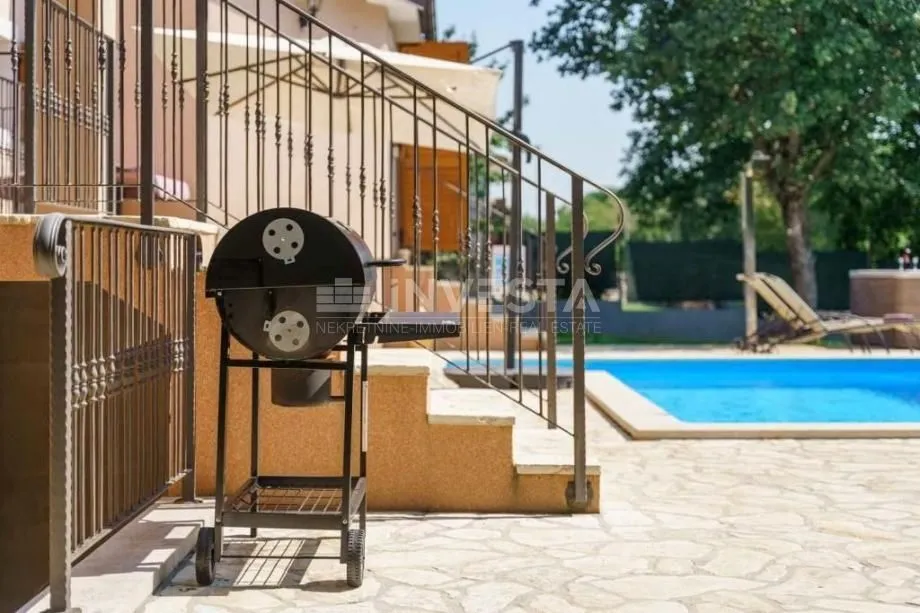 poreč okolica, tradicionalna vila s bazenom i predivnom okućnicom - slika 4