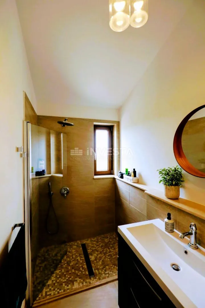 barban, moderna samostojeća vila s bazenom, 1800m2 okućnice - slika 14