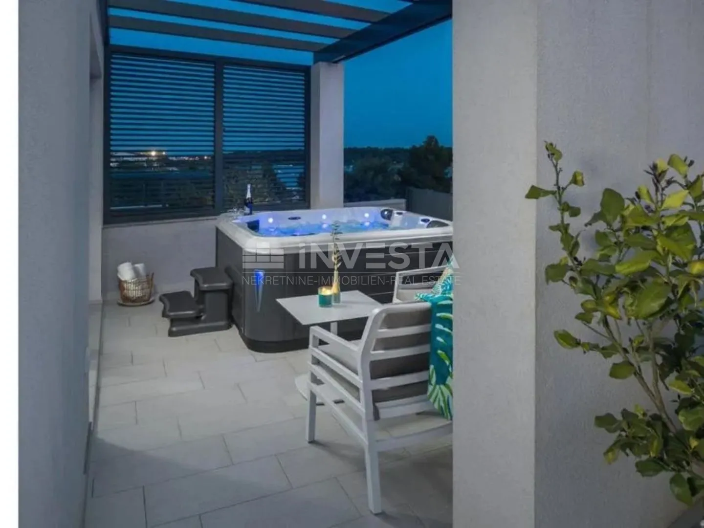 vila sa bazenom, pogledom na more i dodatnim apartmanom - slika 35