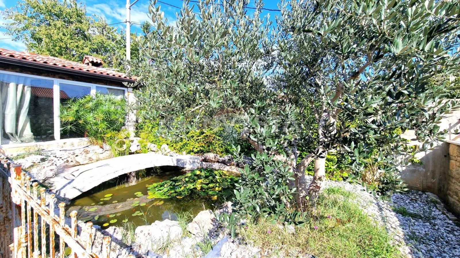 momjan, kuća sa 2 stambene jedinice i bazenom - slika 24