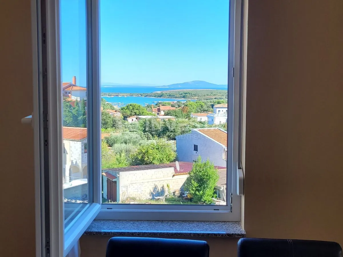 prostran stan sa 3 spavaće sobe, 2 terase i pogledom na more - slika 6