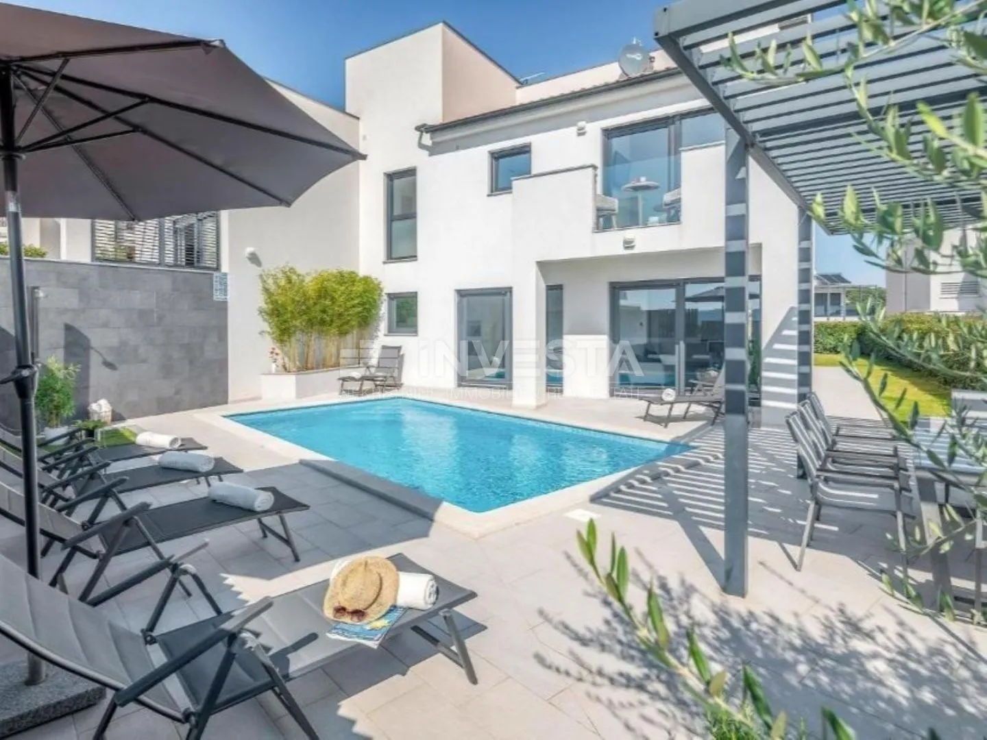 vila sa bazenom, pogledom na more i dodatnim apartmanom - slika 5