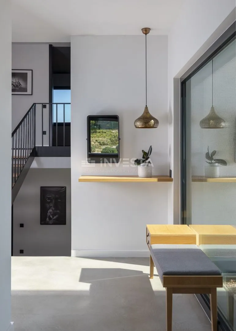 moderna vila s prostranom okućnicom - slika 18