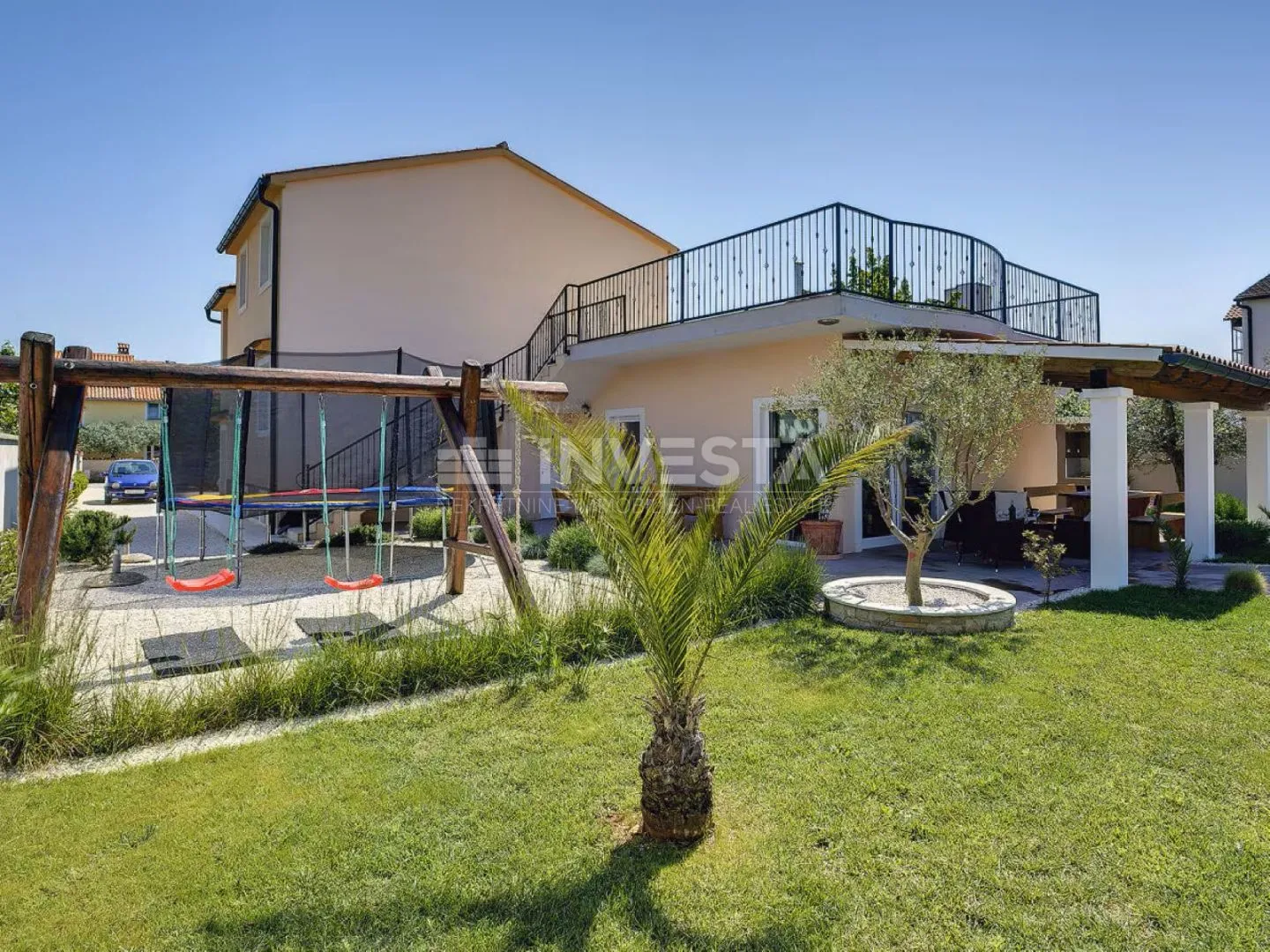 kuća sa bazenom i prostranom okućnicom, blizu mora - slika 3