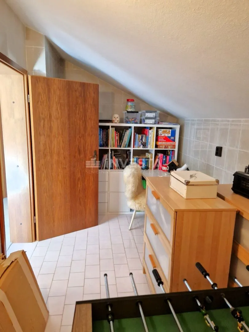 kuća s 2 stambene jedinice i 4000m2 građevinskog zemljišta - slika 25