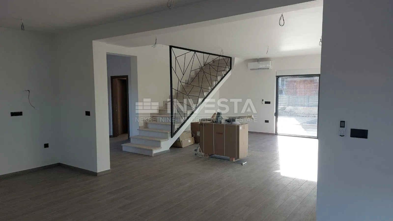 moderna vila u taru - slika 2