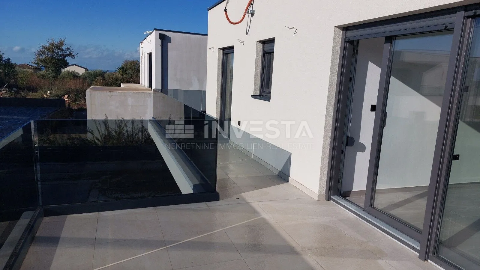 moderna vila u taru - slika 26