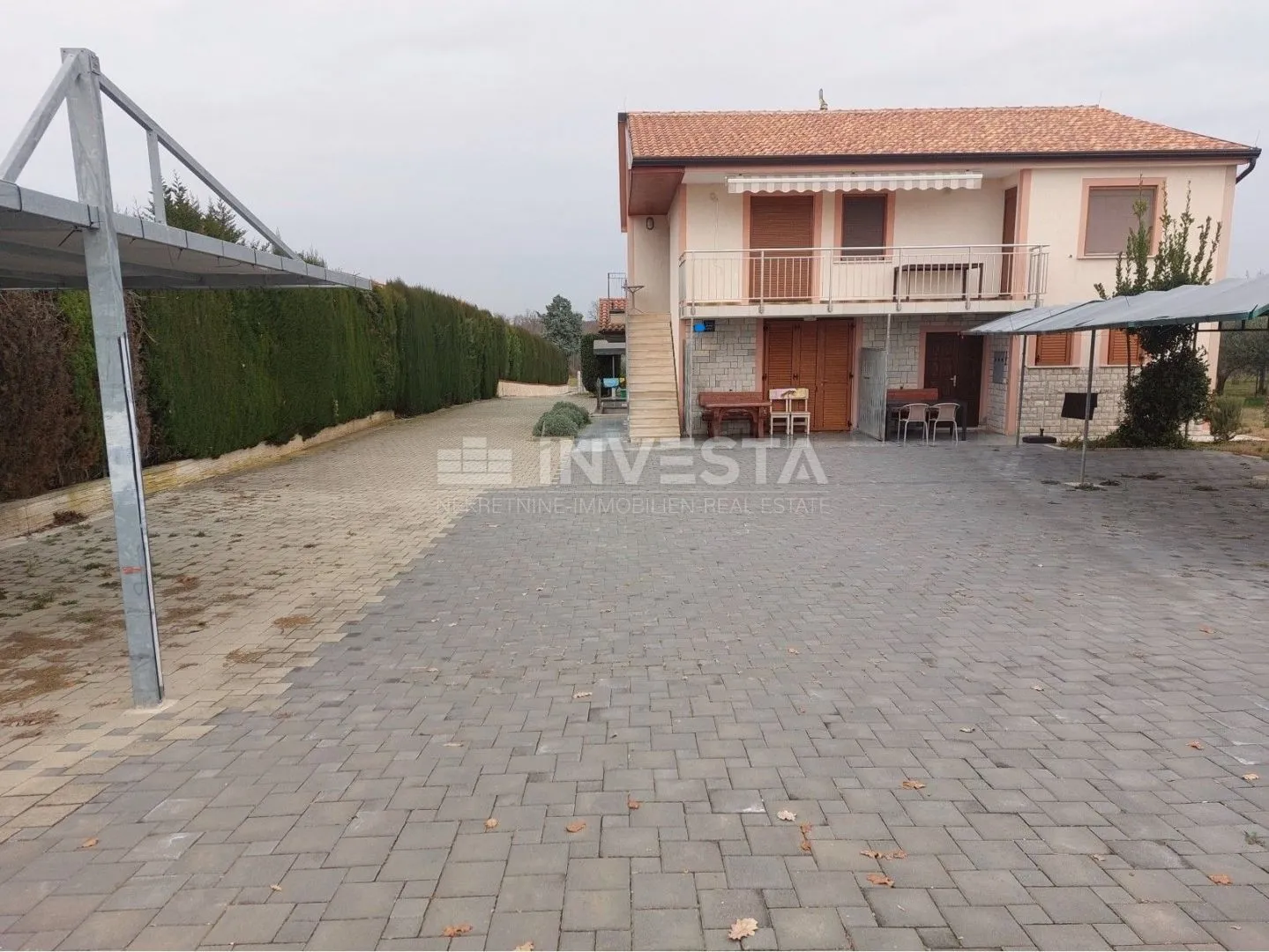 poreč okolica, 2 kuće sa više stambenih jedinica, prostrana okućnica - slika 4