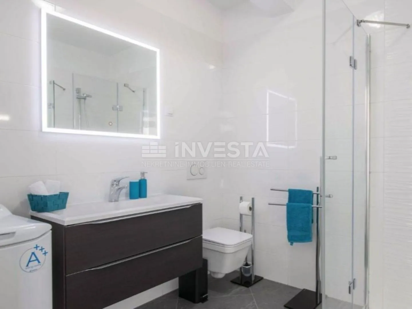 vila sa bazenom, pogledom na more i dodatnim apartmanom - slika 26