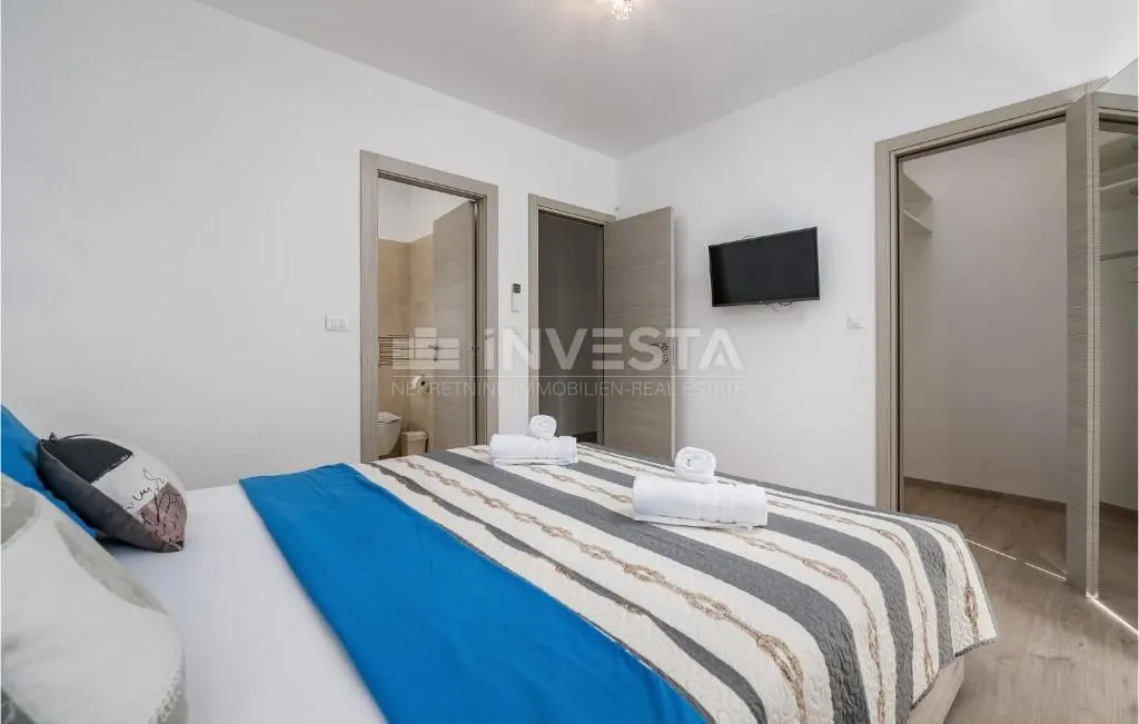 fažana, prostrana vila blizu mora sa 3 stana, pomoćni objekt, bazen - slika 15