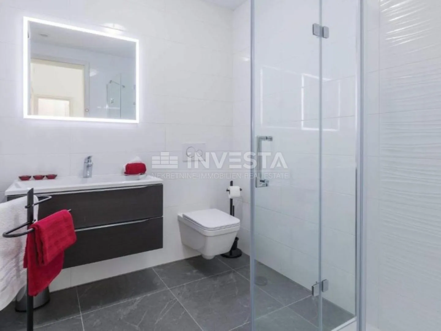 vila sa bazenom, pogledom na more i dodatnim apartmanom - slika 23