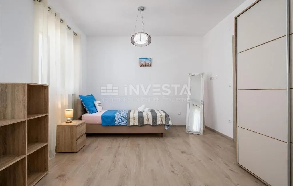 fažana, prostrana vila blizu mora sa 3 stana, pomoćni objekt, bazen - slika 21