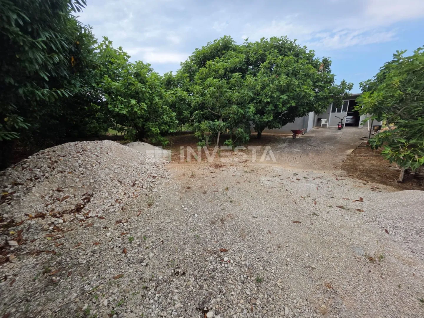 fažana, građevinsko zemljište sa nedovršenom kućom, 1,5 km od plaže! - slika 3