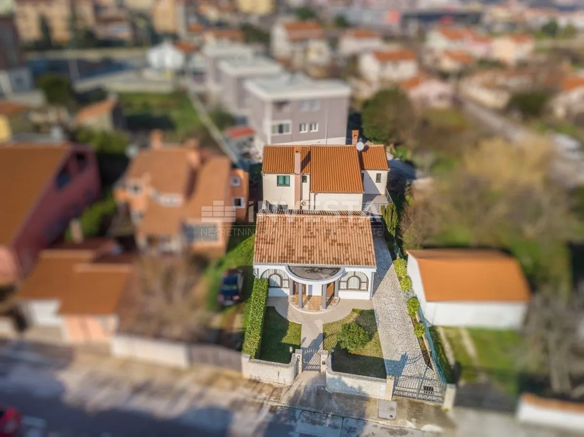 luksuzna obiteljska kuća sa poslovnim prostorom - pula centar - slika 33
