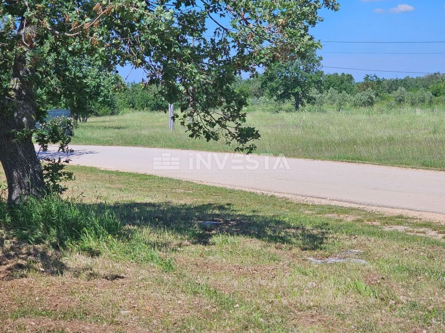 ograđeno veliko građevinsko zemljište u okolici vodnjana - slika 10