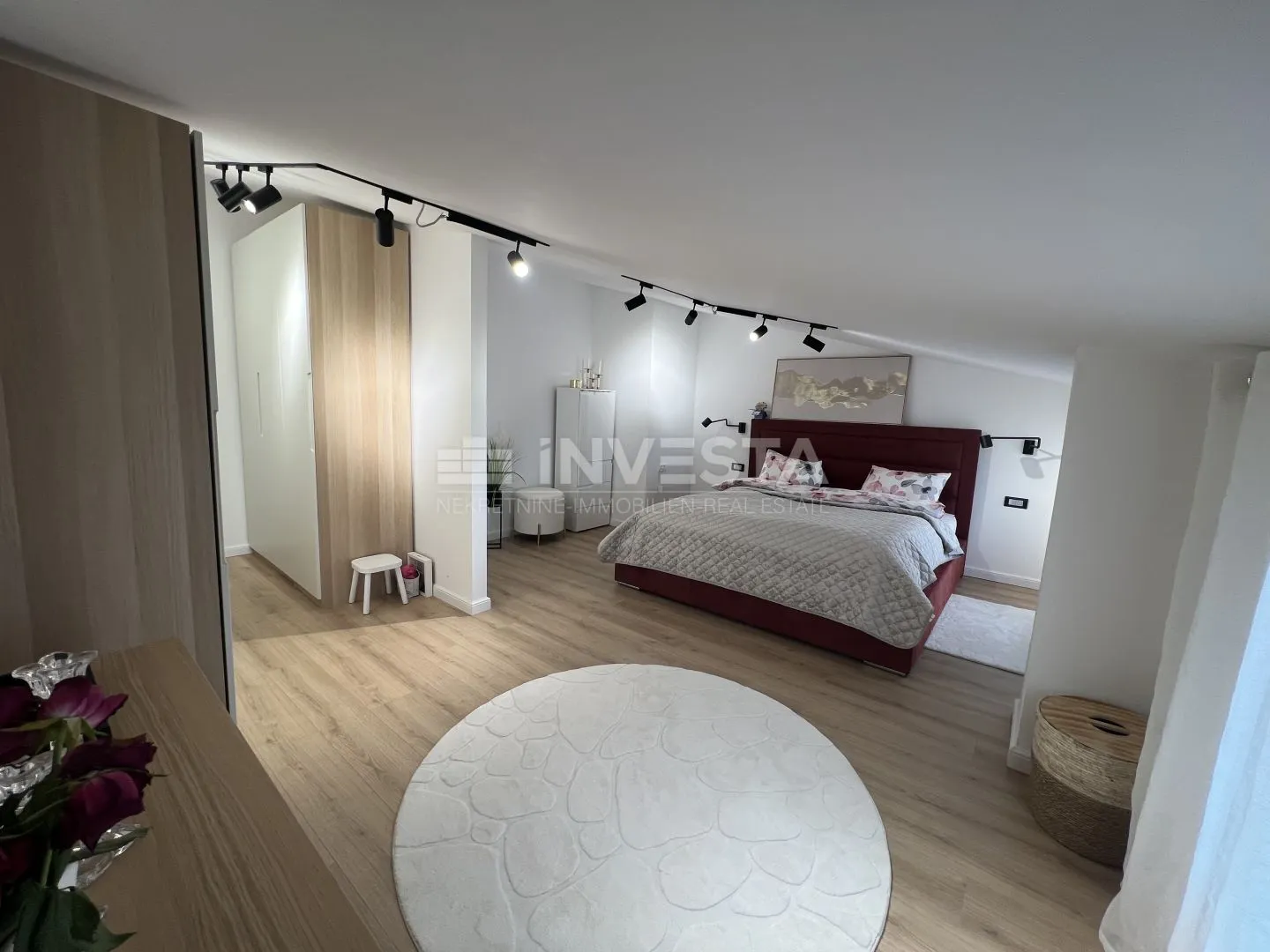 pula, veli vrh trosoban stan površine 114 m² - slika 12