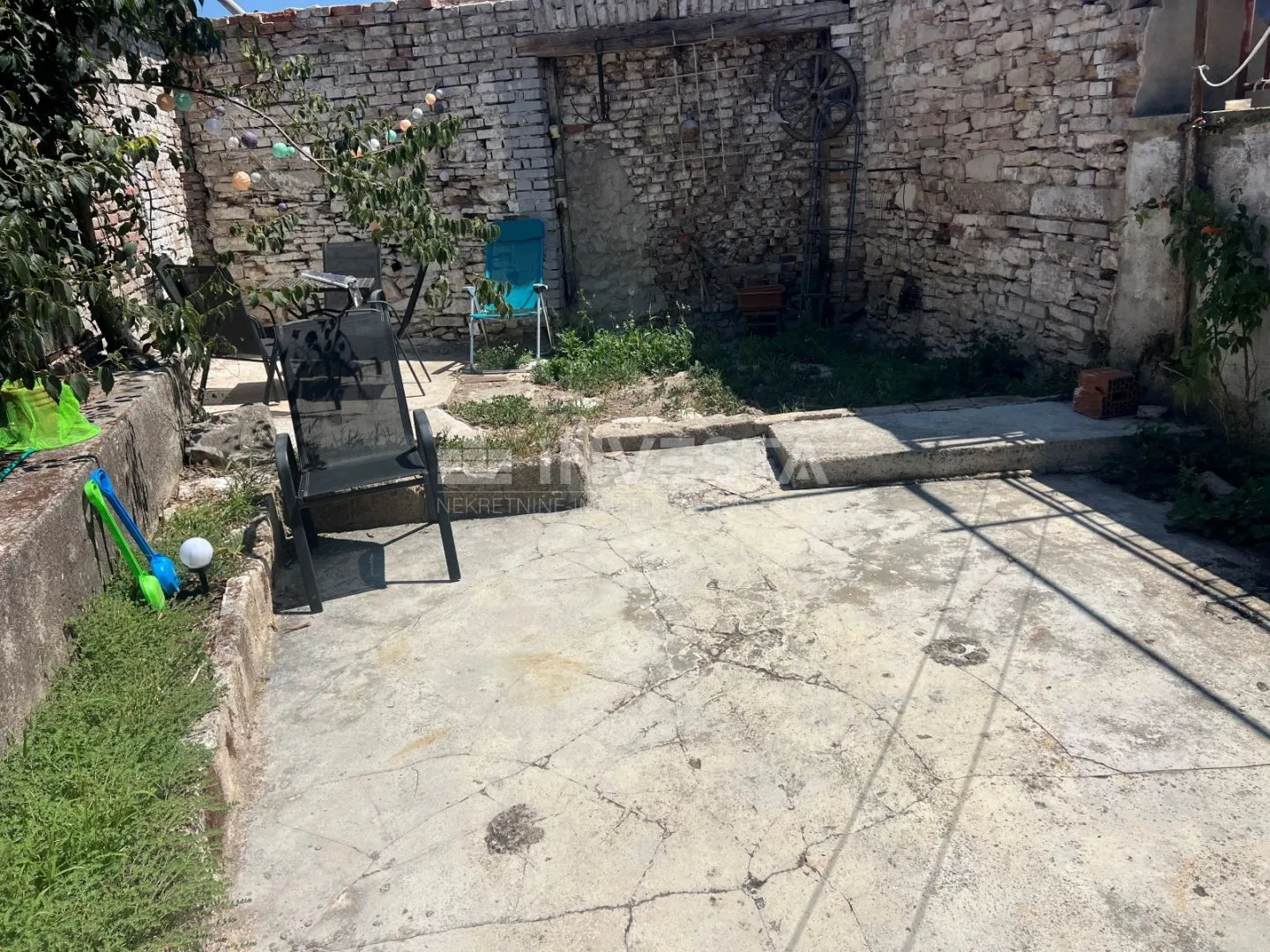 pula, stan u manjoj zgradi na prvome katu blizu arene - slika 23
