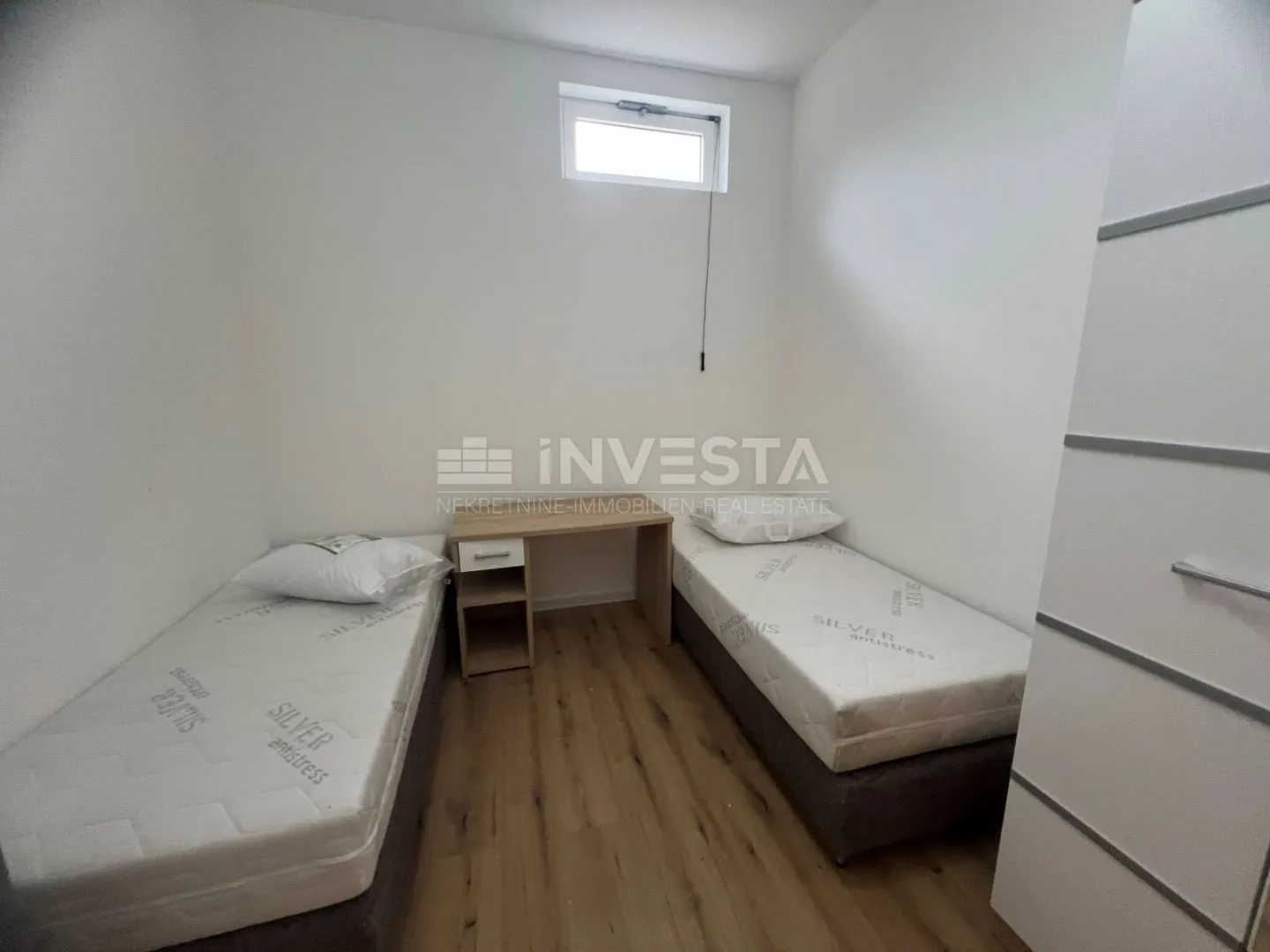 pula okolica, prostrana kuća sa pet stanova i dva bazena - slika 25