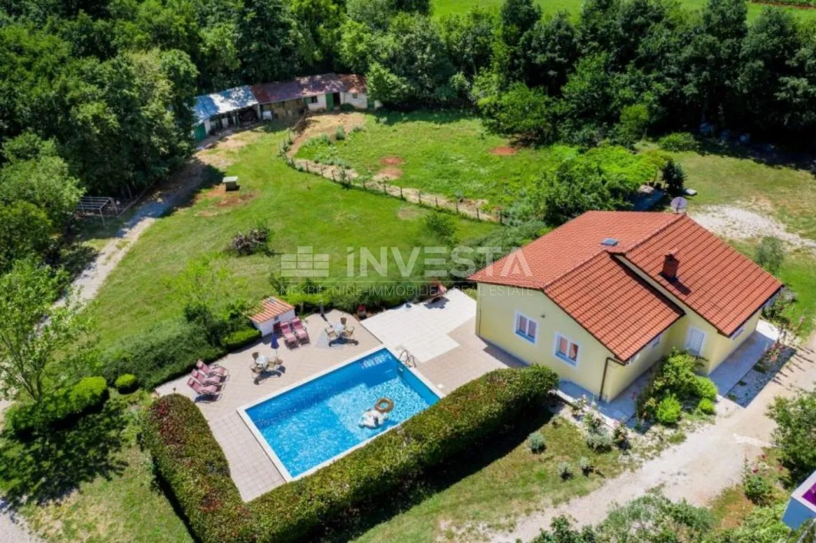 prostrano imanje sa tri kuće i dva bazena - slika 2