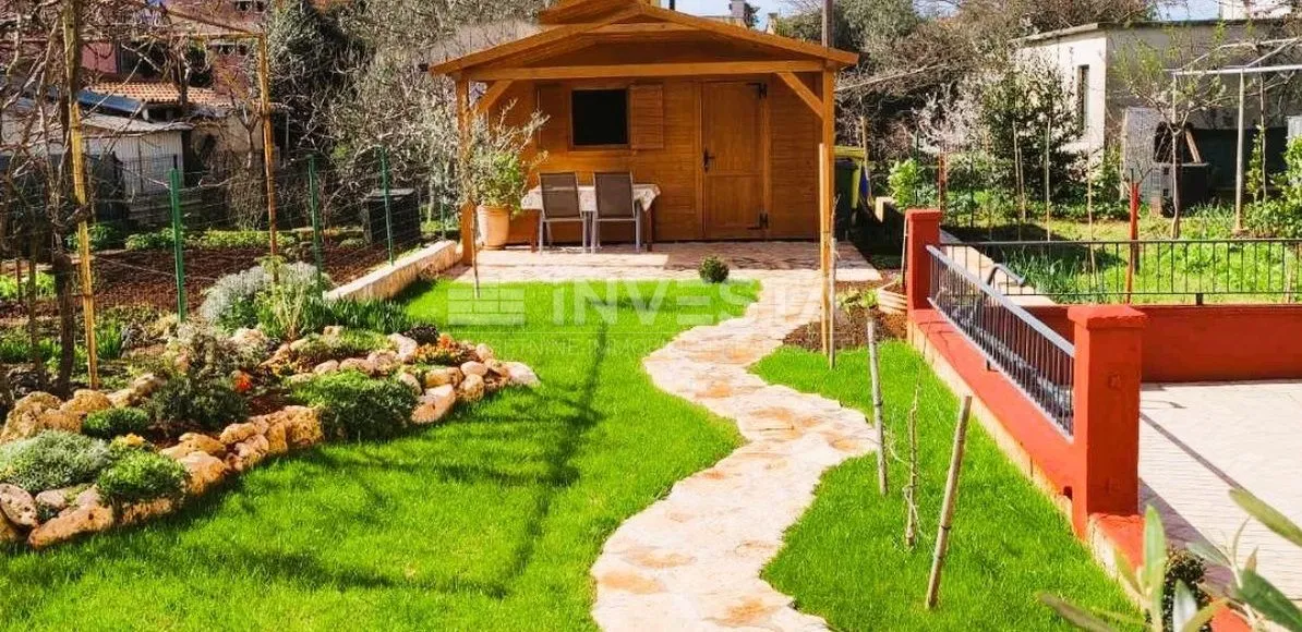 prostrani stan s vrtom 300 m od centra fažane - slika 11
