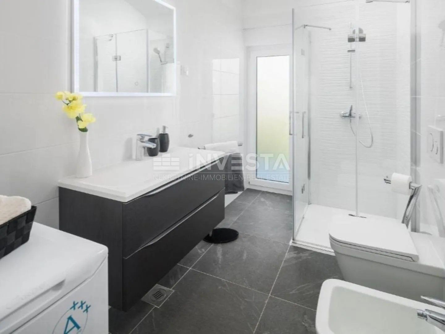 vila sa bazenom, pogledom na more i dodatnim apartmanom - slika 13
