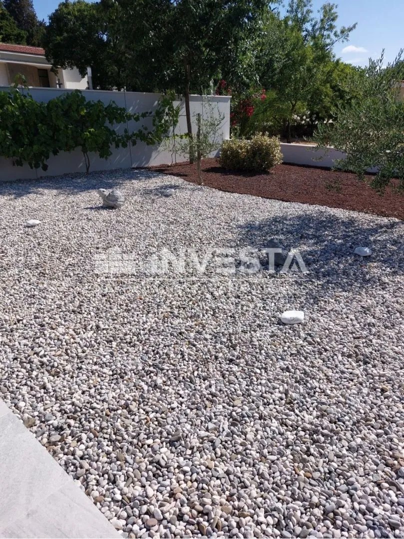poreč okolica, moderno uređena vila dvojnica s bazenom, novogradnja - slika 9