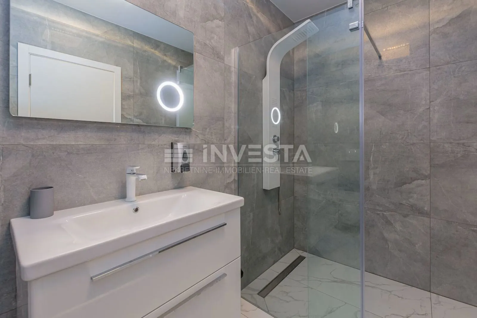 moderna vila s bazenom - slika 19