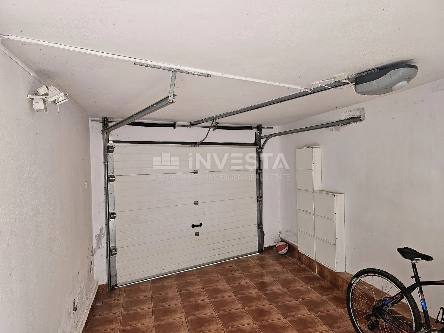 ližnjan centar, kuća s tri stana, konobom i garažom - povoljno! - slika 27