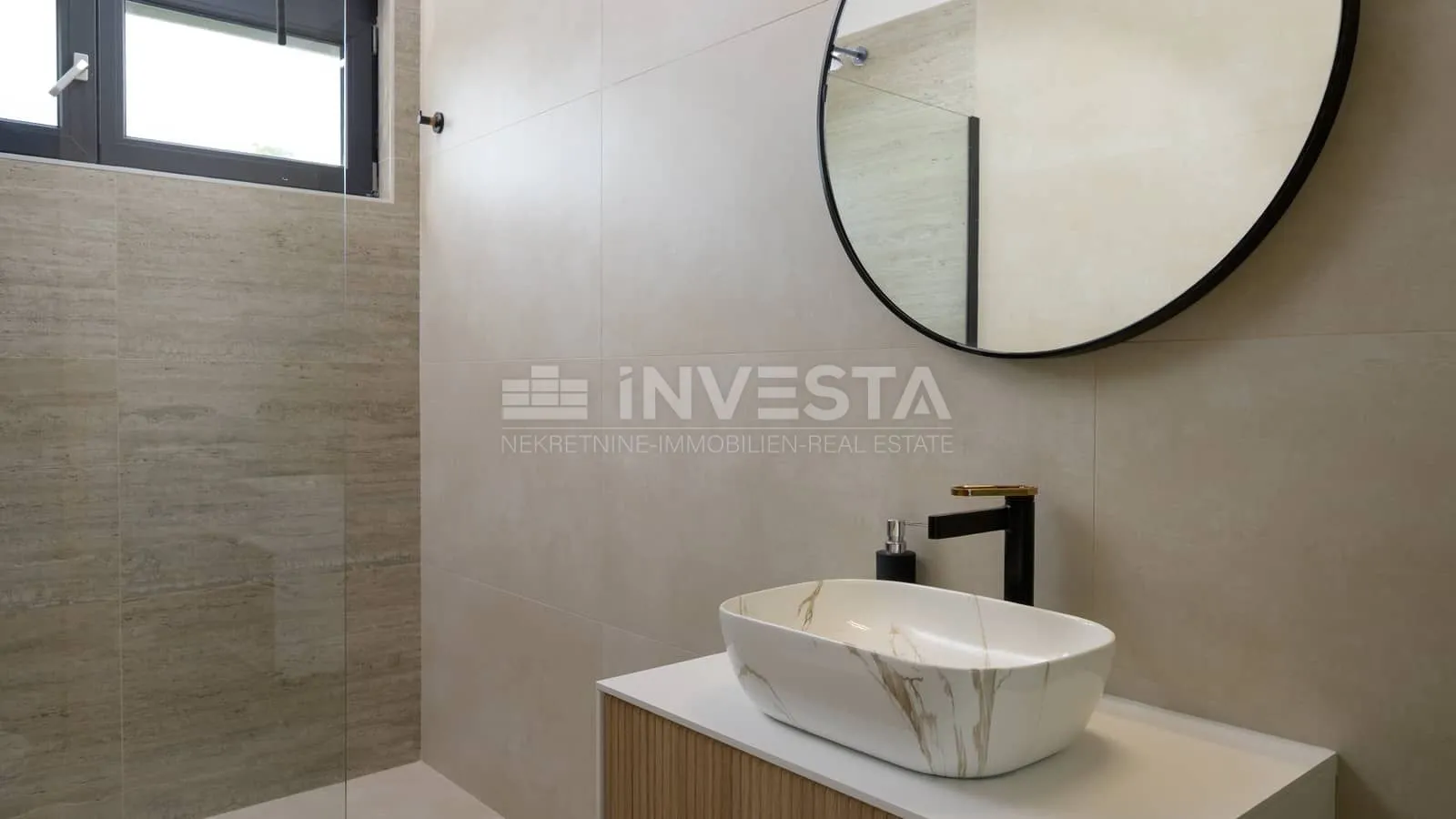 moderna vila s bazenom i privatnošću – blizu rovinja - slika 37